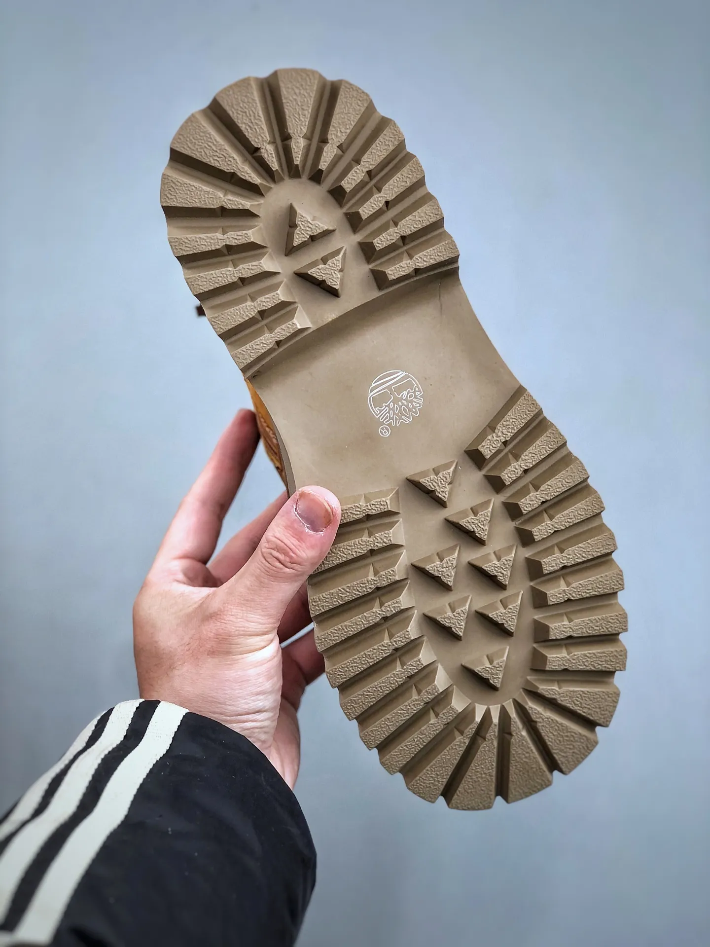 Welfare special price💰480 Timberland Timberland/Timberland new autumn and winter products (plush lining🔥warm and heat-locking) autumn and winter must-have outdoor casual rhubarb boots series #Guangdong Dachang quality original box original packaging fashion trend matching the fabric is made of Italian 🇮🇹 top frosted fine-grained cowhide with anti-odor and anti-corrosion genuine leather latex insoles. The outsole and hardware are all made from raw materials of the original factory. They are the same as the original Goodyear never-opening process. Good products do not kill pigs. The quality of the first order is strictly controlled. Exclusively released on the entire network. There is no doubt about the quality. The whole set of official website unified packaging gives you a perfect wearing experience. The quality is exquisite and durable. A must-have for sportsmen. Specially designed to prevent handsomeness. High-quality and first-class foot feel. Specially used for outdoor cold protection this winter. Daily casual matching. Size: 38 39 40 41 42 43 44 (leather shoe size)